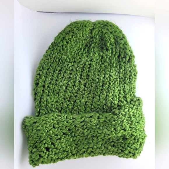 Hand Crafted Women's Mixed Green Knit Beanie NEW - Picture 1 of 3
